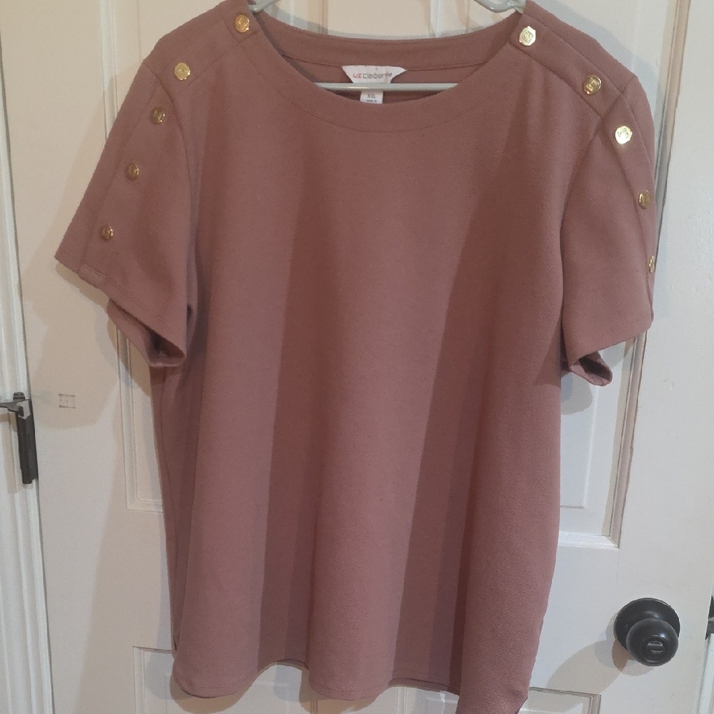 LIZ CLAIRBORNE Mauve Short Sleeve Top with Gold Shoulder Buttons